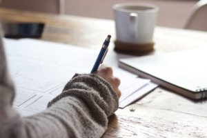 Vrouw die schriftelijk administratie doet