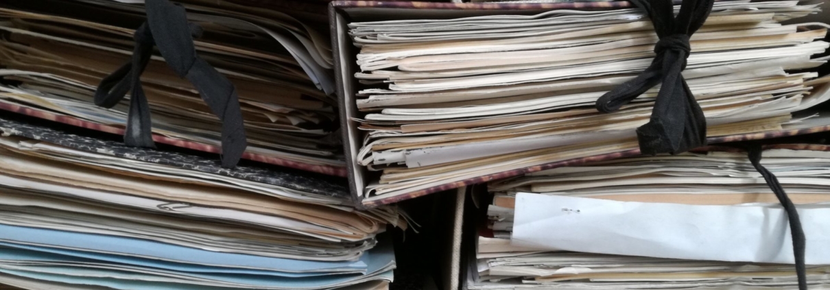 Stapels met volle klapmappen