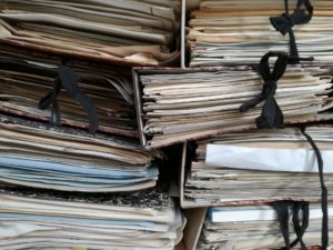 Stapels met volle klapmappen